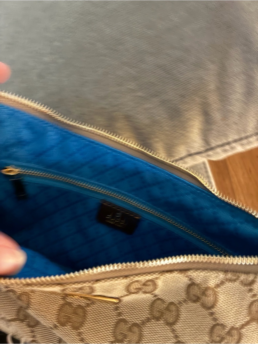 Gucci GG Supreme Canvas Shoulder Bag in beige and brown with gold hardware - Picture 3 of 9